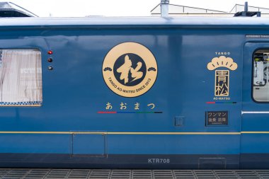 Kyoto Eyaleti, Japonya - 26 DEC 2019 Tango AO-MATSU Treni. Rahat ve modern bir tasarım gezi treni. Rezervasyon gerekli değil, her gün çalışıyor. Kyoto Tango Demiryolu.