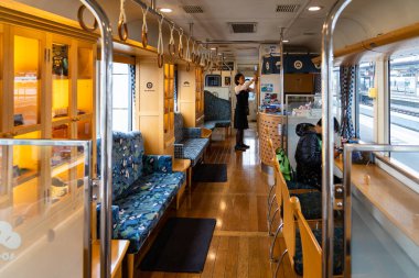 Kyoto Eyaleti, Japonya - 26 DEC 2019 Tango AO-MATSU Treni. Rahat ve modern bir tasarım gezi treni. Rezervasyon gerekli değil, her gün çalışıyor. Kyoto Tango Demiryolu.