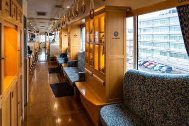 Kyoto Eyaleti, Japonya - 26 DEC 2019 Tango AO-MATSU Treni. Rahat ve modern bir tasarım gezi treni. Rezervasyon gerekli değil, her gün çalışıyor. Kyoto Tango Demiryolu.