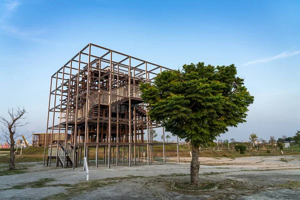 Taichung City, Tayvan - 13 Mayıs 2020: Günbatımında Taichung Central Park, renkli gökyüzü geçmişi. Xitun Bölgesi, Shuinan Ekonomi ve Ticaret Bölgesi. Eski Shuinan Havaalanı