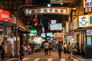 Xitun bölgesi, Taichung şehri, Tayvan - 11 Mayıs 2020: Feng Chia Gece Pazarı, ünlü seyahat merkezi. İnsanlar onun etrafında yürürken ve keşfederken görülebilirler. Tayvan kültürünün büyük bir bölümü.