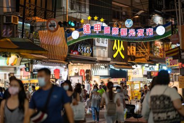 Xitun bölgesi, Taichung şehri, Tayvan - 11 Mayıs 2020: Feng Chia Gece Pazarı, ünlü seyahat merkezi. İnsanlar onun etrafında yürürken ve keşfederken görülebilirler. Tayvan kültürünün büyük bir bölümü.