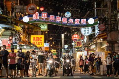 Xitun bölgesi, Taichung şehri, Tayvan - 11 Mayıs 2020: Feng Chia Gece Pazarı, ünlü seyahat merkezi. İnsanlar onun etrafında yürürken ve keşfederken görülebilirler. Tayvan kültürünün büyük bir bölümü.