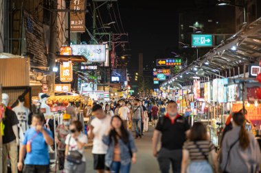 Xitun bölgesi, Taichung şehri, Tayvan - 11 Mayıs 2020: Feng Chia Gece Pazarı, ünlü seyahat merkezi. İnsanlar onun etrafında yürürken ve keşfederken görülebilirler. Tayvan kültürünün büyük bir bölümü.