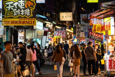 Xitun bölgesi, Taichung şehri, Tayvan - 11 Mayıs 2020: Feng Chia Gece Pazarı, ünlü seyahat merkezi. İnsanlar onun etrafında yürürken ve keşfederken görülebilirler. Tayvan kültürünün büyük bir bölümü.