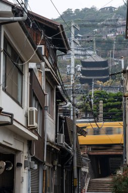 Hiroşima Eyaleti, Japonya - 29 Aralık 2019: Onomichi şehri. Şehir birçok tapınağıyla bilinir.
