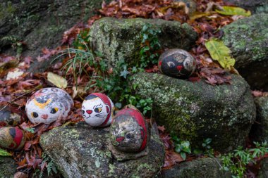 Hiroşima Eyaleti, Japonya - 29 DEC 2019: Onomichi City 'deki Neko-no-Hosomichi Kedi Sokağı. Bu dar sokakta bir sürü gerçek ve süslü kedi (fukuishi-neko), antika kafeler ve galeriler var.