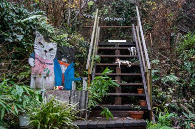 Hiroşima Eyaleti, Japonya - 29 DEC 2019: Onomichi City 'deki Neko-no-Hosomichi Kedi Sokağı. Bu dar sokakta bir sürü gerçek ve süslü kedi (fukuishi-neko), antika kafeler ve galeriler var.