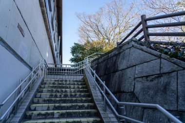 Mihara Kalesi 'nin Harabelerine Giriş, Hiroşima' nın Mihara şehrindeki Ukishiro Kalesi olarak da bilinir. Hiroşima Bölgesi, Japonya