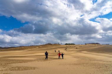 Tottori Bölgesi, Japonya - DEC 27 2019: Tottori Kum tepelerini (Tottori Sakyu) gezen ziyaretçiler görülüyor. Japonya 'nın en büyük kum tepesi, Sanin Kaigan Milli Parkı' nın bir parçası.