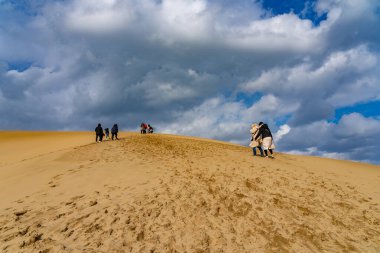 Tottori Sand Dunes (Tottori Sakyu). Japonya 'nın en büyük kum tepesi, Japonya' nın Tottori ilindeki Sanin Kaigan Milli Parkı 'nın bir parçası.