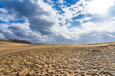 Tottori Sand Dunes (Tottori Sakyu). Japonya 'nın en büyük kum tepesi, Japonya' nın Tottori ilindeki Sanin Kaigan Milli Parkı 'nın bir parçası.