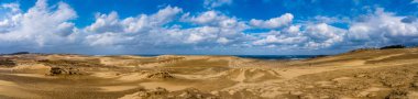 Tottori Sand Dunes (Tottori Sakyu). Japonya 'nın en büyük kum tepesi, Japonya' nın Tottori ilindeki Sanin Kaigan Milli Parkı 'nın bir parçası.