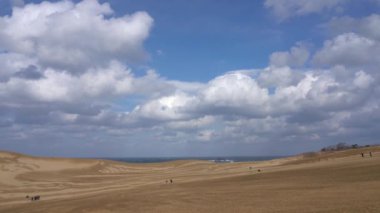 Tottori Sand Dunes (Tottori Sakyu). Japonya 'nın en büyük kum tepesi, Japonya' nın Tottori ilindeki Sanin Kaigan Milli Parkı 'nın bir parçası.