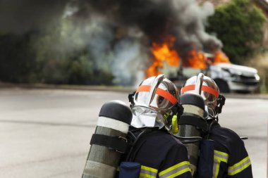 Araba yanıyor itfaiyeci binom attac Fransız 