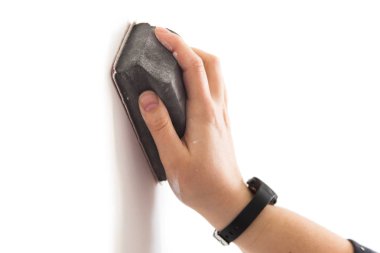 izole kağıt zımpara ile el