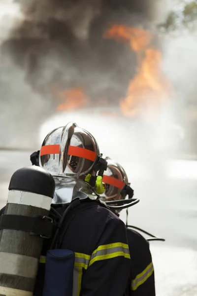 Brave pompier français éteint le feu avec de l'eau — Photo