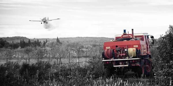 B & W y rojo fotografía rojo bombero camión y avión tomar wat — Foto de Stock