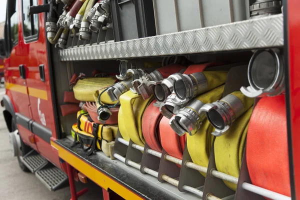 Equipos de manguera en camión de bomberos — Foto de Stock