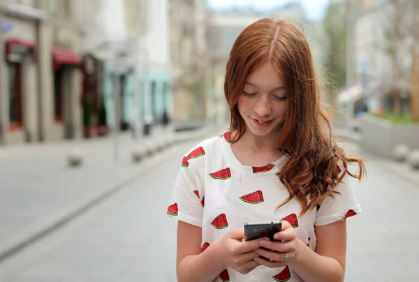 Yürüyüş ve bir cep telefonu mesaj yazarken mutlu kız