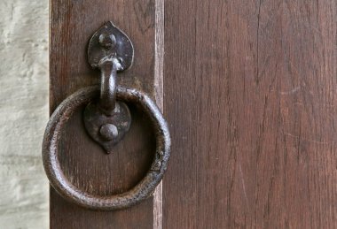 Vintage veya demir yüzük kapı kolları