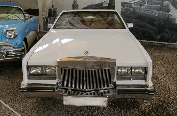 Exposition de vieilles voitures. Cadillac — Photo