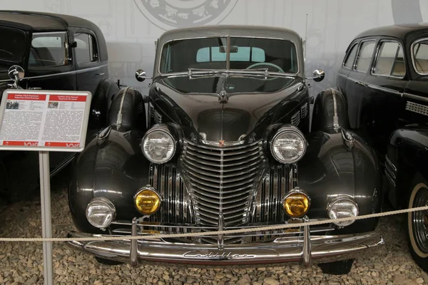 Exposition de vieilles voitures. Cadillac — Photo