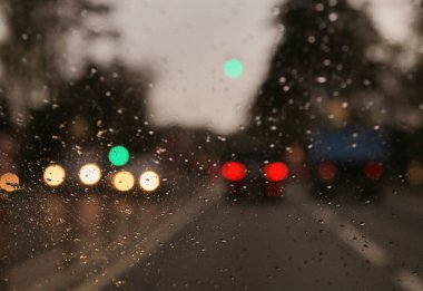 Pencere, ışıklar ve yağmur yağmur damlaları, 