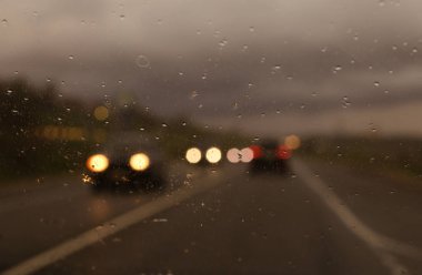 Pencere, ışıklar ve yağmur yağmur damlaları, 