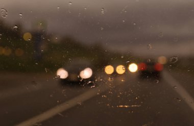 Pencere, ışıklar ve yağmur yağmur damlaları, 