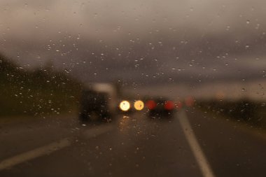 Pencere, ışıklar ve yağmur yağmur damlaları, 