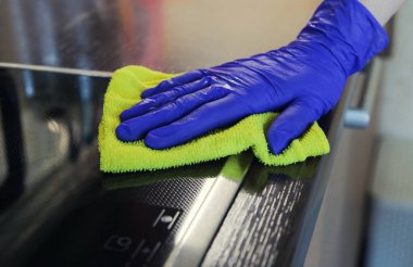 Temizlik Mutfak dolapları closeup kadının üzerinde eller