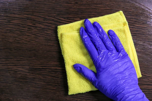 Primer plano en las manos de la mujer la limpieza de los gabinetes de cocina — Foto de Stock