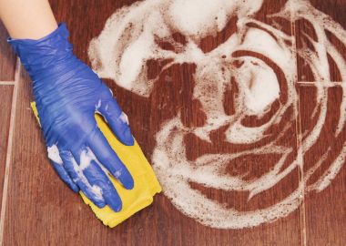 Closeup mavi koruyucu lastik eldiven kadının ellerinde 