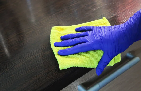 Primeros planos de las manos de la mujer con guantes de goma azul protectores — Foto de Stock