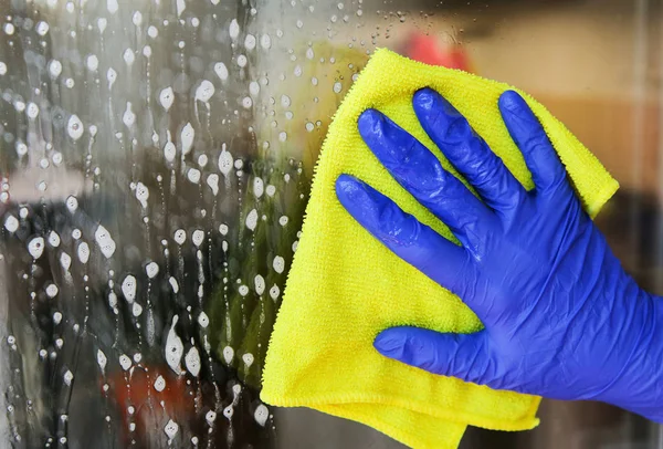 Kobieta, czyszczenie okna z żółty tkaniny. Instagram — Zdjęcie stockowe