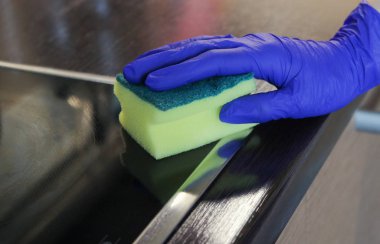 Closeup mavi koruyucu lastik eldiven kadının ellerinde 