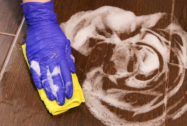 Primeros planos de las manos de la mujer con guantes de goma azul protectores — Foto de Stock