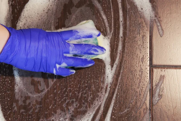 Primeros planos de las manos de la mujer con guantes de goma azul protectores — Foto de Stock