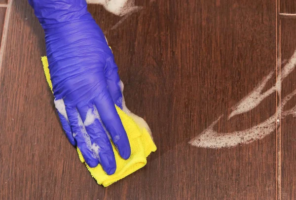 Primeros planos de las manos de la mujer con guantes de goma azul protectores — Foto de Stock