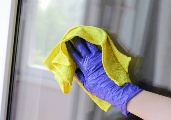 Mujer limpiando una ventana — Foto de Stock