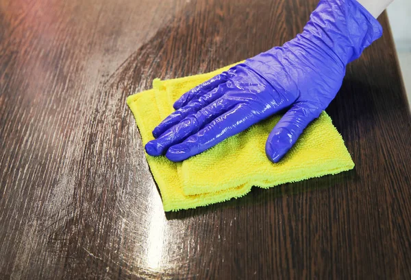 Las manos de la mujer en azul guantes de goma protectora azulejos de limpieza — Foto de Stock