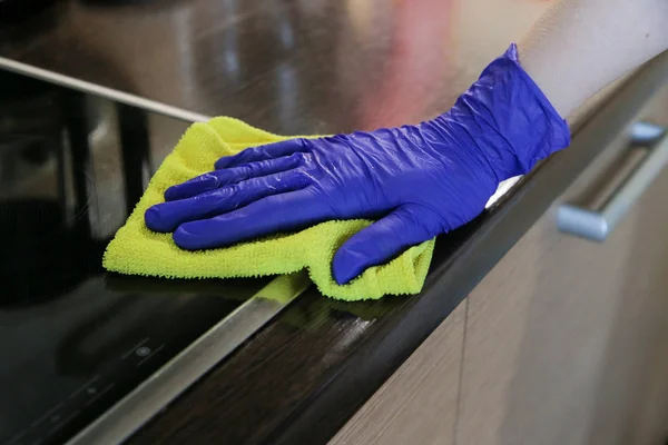 Primeros planos de las manos de la mujer con guantes de goma azul protectores — Foto de Stock