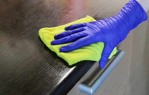 Primeros planos de las manos de la mujer con guantes de goma azul protectores — Foto de Stock