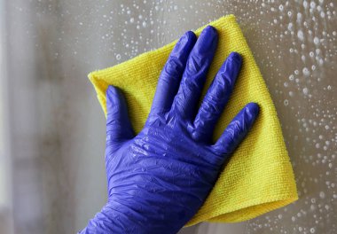 Bir pencere temizlik kadın 