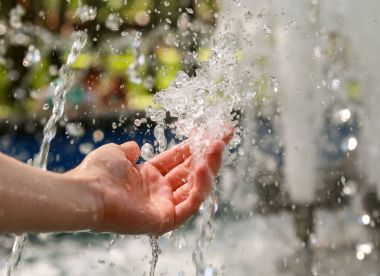 Kadının el ve su sprey