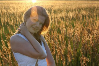 Güzel sarışın Bayan batımında alanındaki