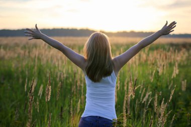 Güzel sarışın Bayan batımında alanındaki