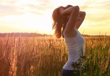Gün batımında, alandaki güzel sarışın Bayan mutlu hisseder