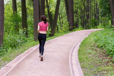 Yolda çalışan genç kadın 